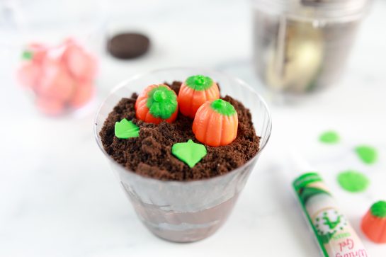 Cute little Pumpkin Patch Dirt Cups are such an adorable, kid-friendly recipe for fall, Thanksgiving and Halloween parties!