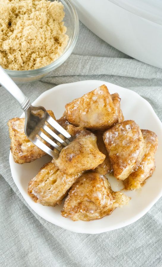 Crock Pot Monkey Bread turns your classic monkey bread recipe into a delicious and rich creation. Full of delicious biscuits, coated in cinnamon and sugar, then drizzled with a rich icing. Perfect for brunch, breakfast or dessert.
