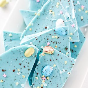 No-Bake Robin Egg Easter Bark show stopping beautiful blue Easter Bark (with HOW TO VIDEO!). Super simple and easy to make, topped with chocolate candy eggs is the cutest dessert for Easter!