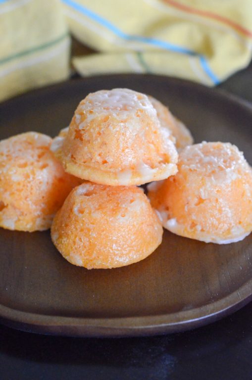 Between the orange cake batter and the powdered sugar glaze, this orange cake bites recipe is pretty sweet and righteous! And because this cake is based off of a store-bought orange cake mix, this bite-size dessert recipe is easy to boot!