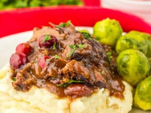 https://wishesndishes.com/images/2023/11/Crock-Pot-Cranberry-Roast-Beef-Recipe-7-scaled-e1701891154663-500x375.jpg