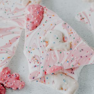 No-Bake Circus Cookie Bark dessert recipe is a playful and colorful treat that brings together the irresistible crunch of circus animal cookies with a smooth, creamy white chocolate base. The bark is generously sprinkled with these nostalgic cookies, topped with rainbow sprinkles, and drizzled with more melted chocolate for an extra touch of sweetness.