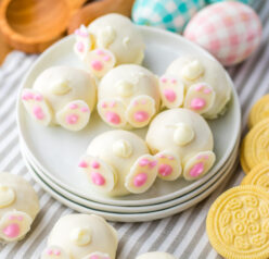 These Bunny Butt Lemon Truffles are irresistibly cute, simple, and fun to make. A creamy blend of lemon Oreos and cream cheese forms the rich filling, which is then dipped in white chocolate and topped with a piped bunny tail. Homemade white‑chocolate bunny feet complete the look. They’re a guaranteed crowd‑pleaser—and a perfect no‑bake treat for the holiday.