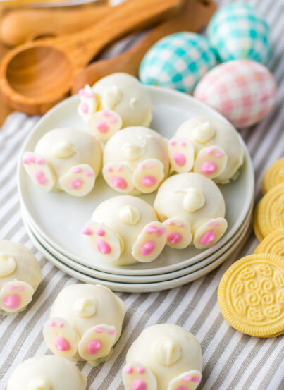 These Bunny Butt Lemon Truffles are irresistibly cute, simple, and fun to make. A creamy blend of lemon Oreos and cream cheese forms the rich filling, which is then dipped in white chocolate and topped with a piped bunny tail. Homemade white‑chocolate bunny feet complete the look. They’re a guaranteed crowd‑pleaser—and a perfect no‑bake treat for the holiday.