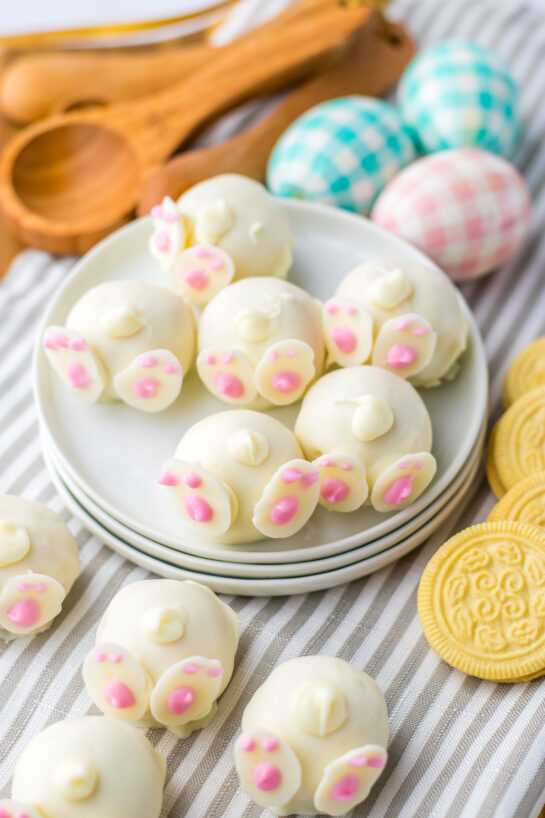 These Bunny Butt Lemon Truffles are irresistibly cute, simple, and fun to make. A creamy blend of lemon Oreos and cream cheese forms the rich filling, which is then dipped in white chocolate and topped with a piped bunny tail. Homemade white‑chocolate bunny feet complete the look. They’re a guaranteed crowd‑pleaser—and a perfect no‑bake treat for the holiday.