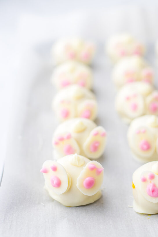 Bunny Butt Lemon Truffles are so cute, simple, and fun to make. A creamy blend of lemon Oreos and cream cheese forms the rich filling, which is then dipped in white chocolate and topped with a piped bunny tail. Homemade white‑chocolate bunny feet complete the look. They’re a guaranteed crowd‑pleaser—and a perfect no‑bake dessert for Easter.