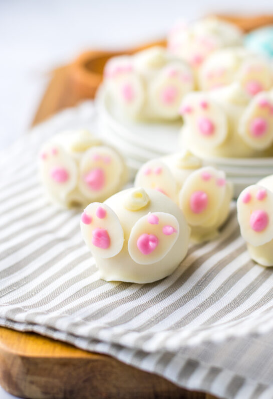 These Bunny Butt Lemon Truffles are irresistibly cute, simple, and fun to make. A creamy blend of lemon Oreos and cream cheese forms the rich filling, which is then dipped in white chocolate and topped with a piped bunny tail. Homemade white‑chocolate bunny feet complete the look. They’re a guaranteed crowd‑pleaser—and a perfect no‑bake treat for Easter.